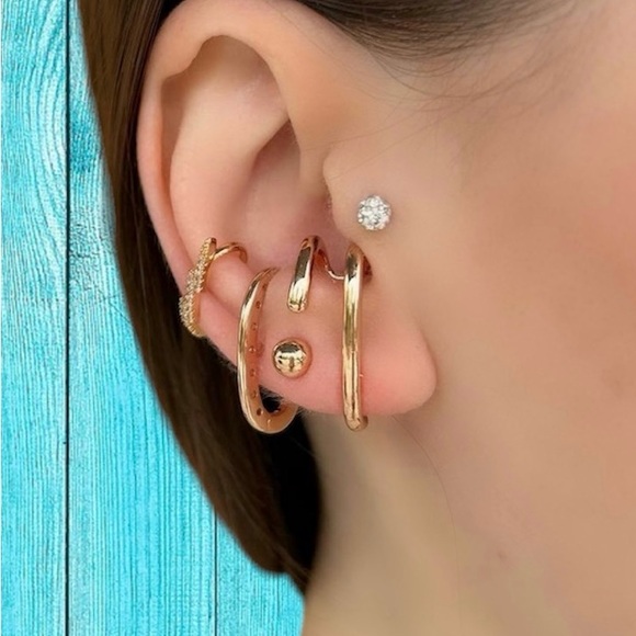 Huggie Earrings 18k Gold Plated Claw Earrings - Picture 4 of 16